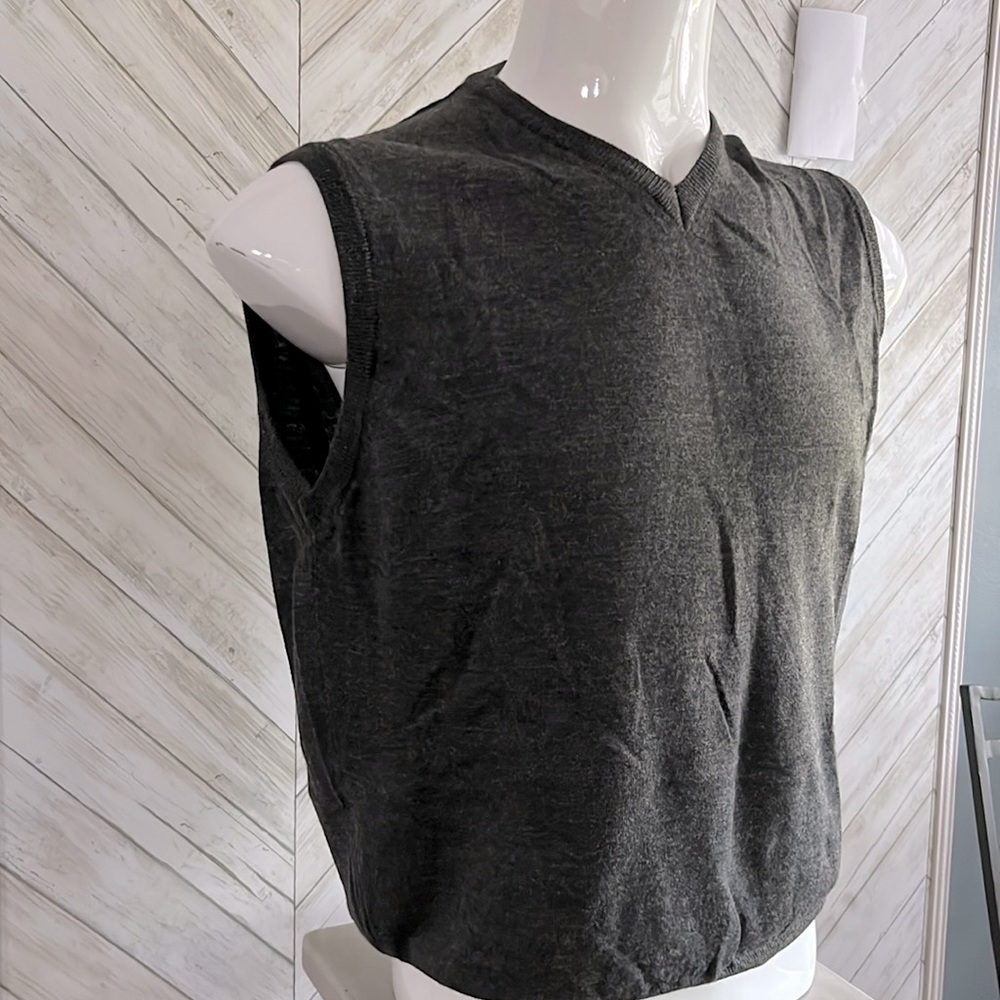 Valda by Toscano, Italian made, 100% merino wool sweater vest, V-neck, size L